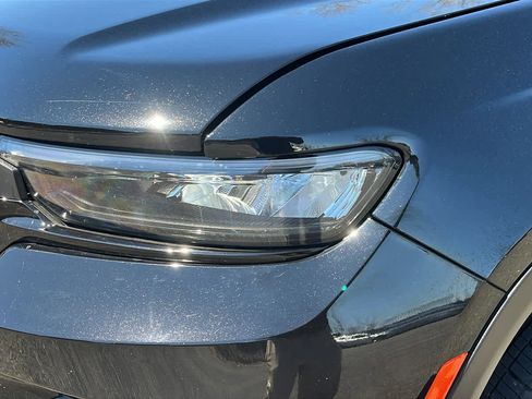 Used 2025 Jeep Grand Cherokee Altitude image 9