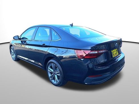 Used 2024 Volkswagen Jetta SE image 3