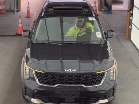 Used 2025 Kia Sorento S w/ Panoramic Sunroof Package image 4