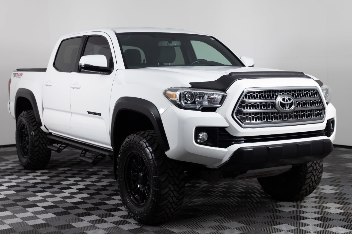 Used 2017 Toyota Tacoma TRD Off-Road w/ Premium & Technology Package AWD/4WD image 11