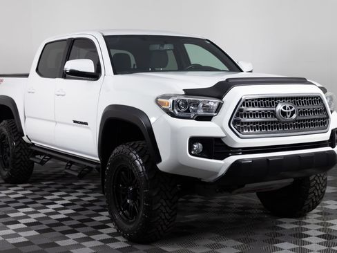 Used 2017 Toyota Tacoma TRD Off-Road w/ Premium & Technology Package AWD/4WD image 11