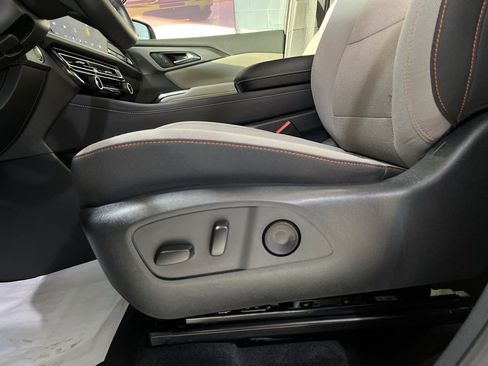 Used 2025 Chevrolet Traverse LT image 26