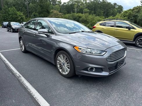 Used 2014 Ford Fusion SE w/ Equipment Group 202A FWD image 4