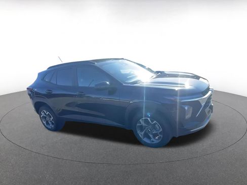 Used 2025 Chevrolet Trax LT image 2