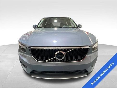 Used 2022 Volvo XC40 T5 Momentum image 2