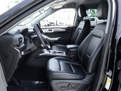 Used 2022 Ford Explorer XLT w/ Equipment Group 202A AWD/4WD image 18