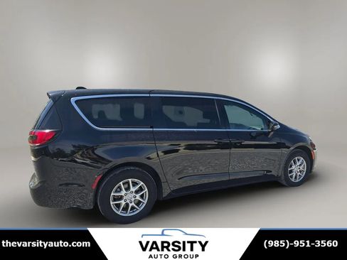 Used 2025 Chrysler Pacifica Select image 8