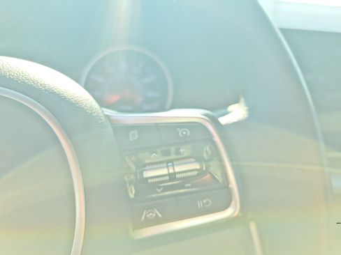 Used 2022 Kia Carnival LX FWD image 20
