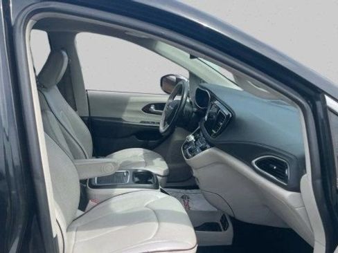 Used 2020 Chrysler Pacifica Limited FWD image 15