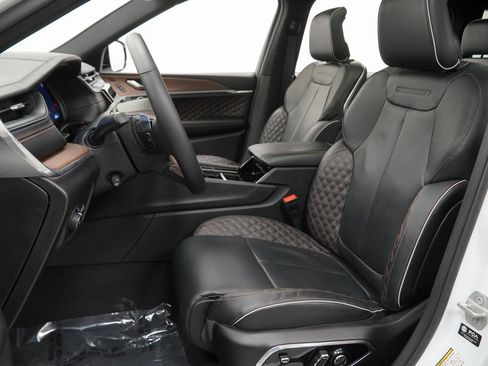 Used 2024 Jeep Grand Cherokee L Summit image 16