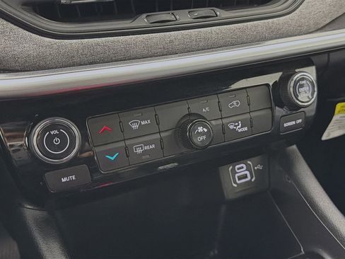 Used 2024 Jeep Compass Latitude image 17