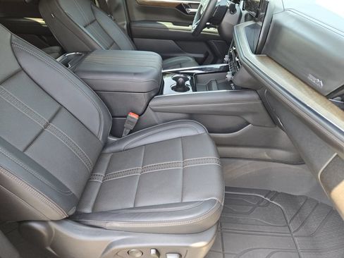 Used 2025 Chevrolet Tahoe High Country AWD/4WD image 15