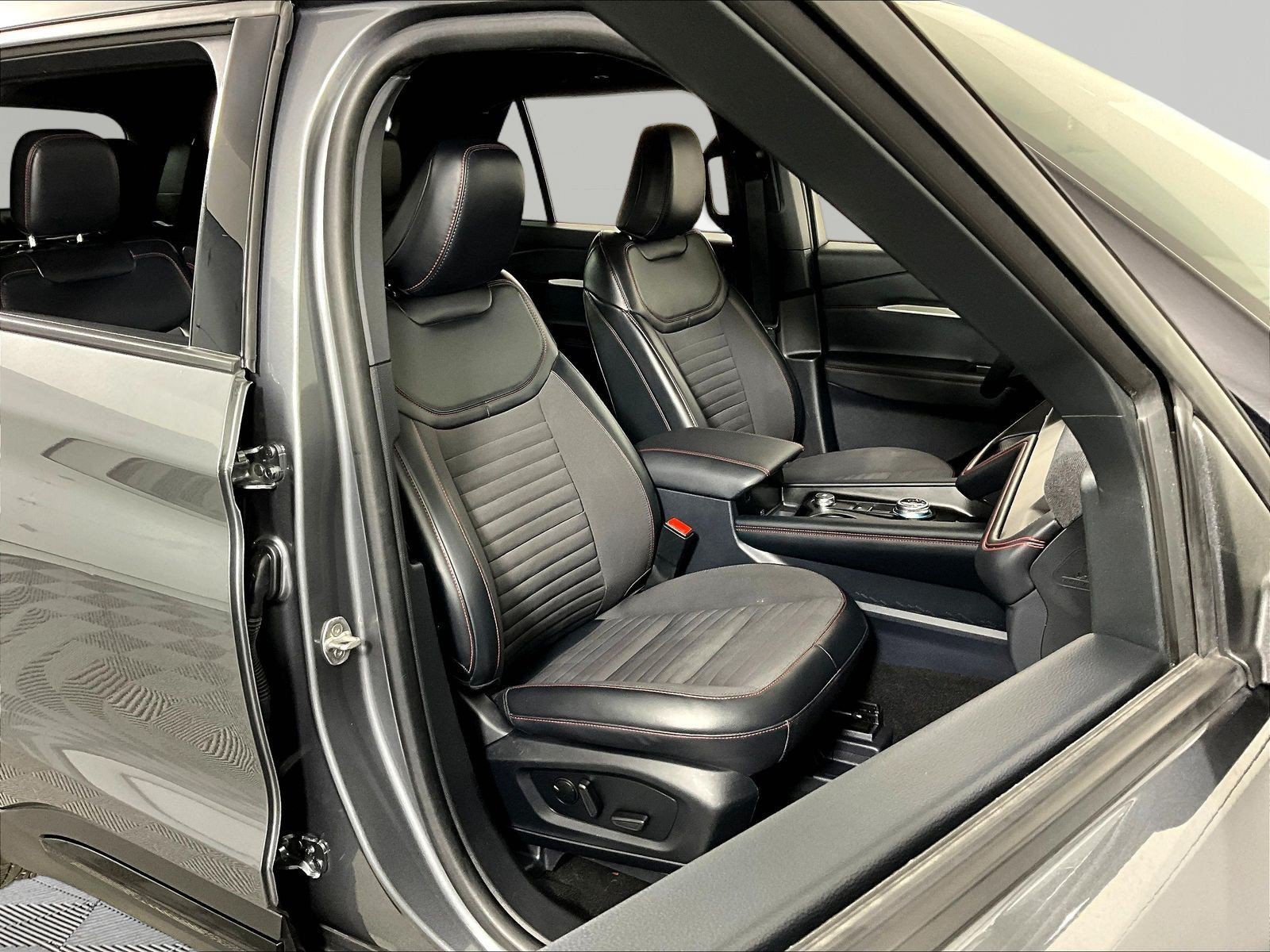 Used 2025 Ford Explorer ST-Line AWD/4WD image 30