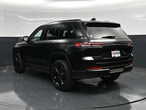 Used 2023 Jeep Grand Cherokee Limited w/ Black Appearance Package AWD/4WD image 12