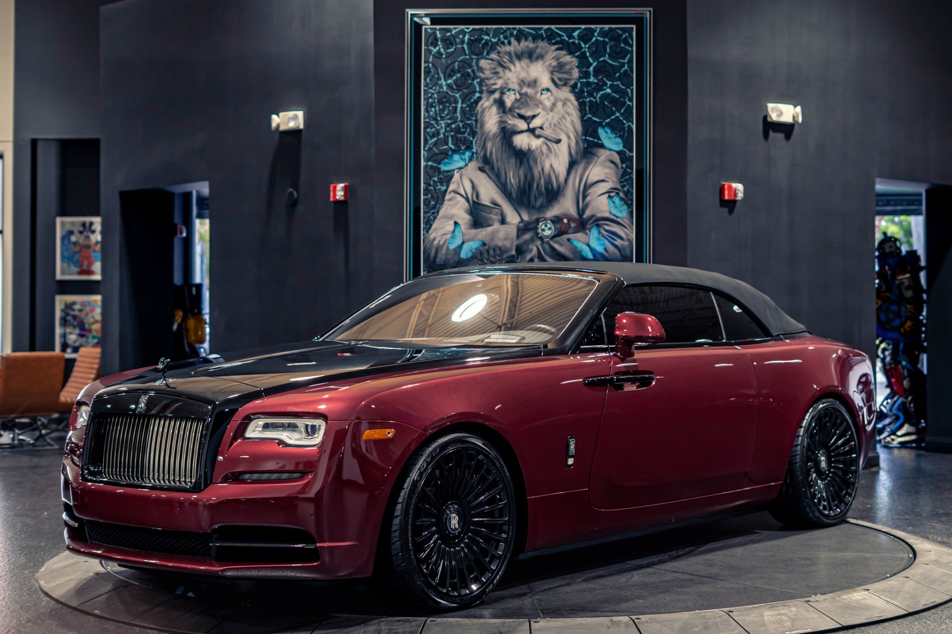 Used 2019 Rolls-Royce Dawn RWD image 46
