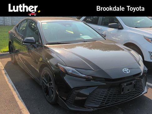 Used 2025 Toyota Camry SE FWD image 1