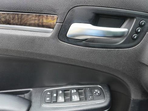 Used 2016 Chrysler 300 C RWD image 9