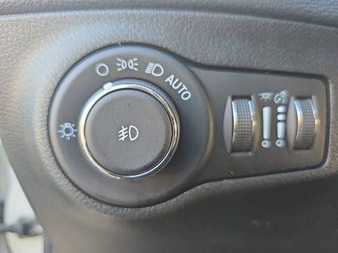 Used 2021 Jeep Compass Latitude w/ Sun and Sound Group AWD/4WD image 23