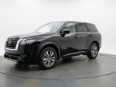 Used 2025 Nissan Pathfinder SV image 3