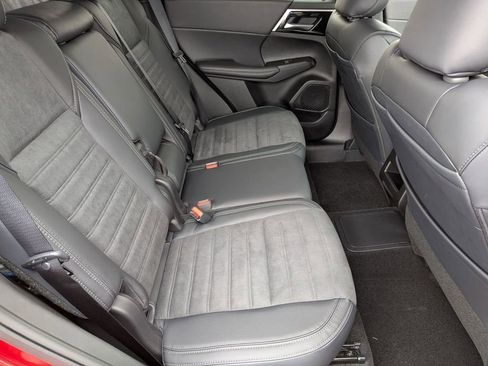 New 2025 Mitsubishi Outlander SE image 28