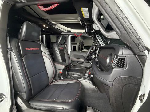 Used 2024 Jeep Wrangler Unlimited Rubicon w/ Capability Package image 16