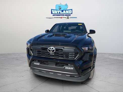Used 2025 Toyota Tacoma TRD Sport image 2