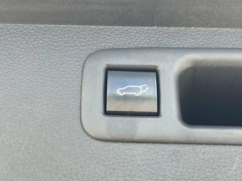 Used 2020 Toyota Highlander LE FWD image 22