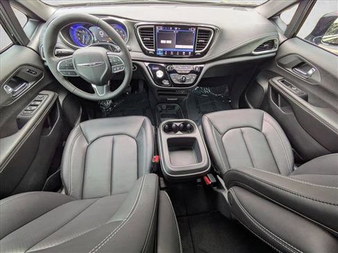 New 2026 Chrysler Pacifica Select image 3