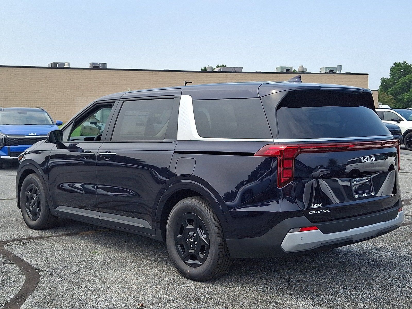 New 2027 Kia Carnival LX FWD image 4