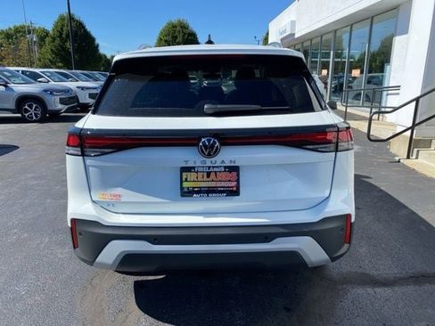 New 2025 Volkswagen Tiguan SE image 10