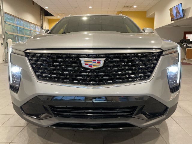 Certified 2025 Cadillac XT4 Premium Luxury w/ Cold Weather Package FWD image 9