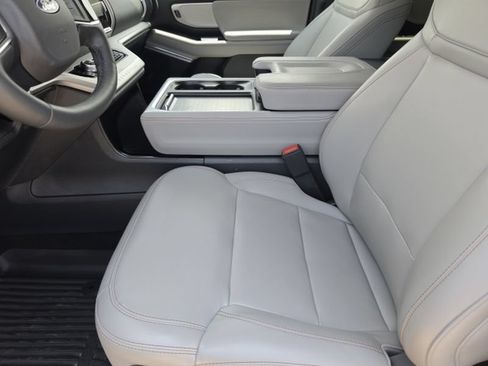 Used 2025 Ford Expedition Active RWD image 9