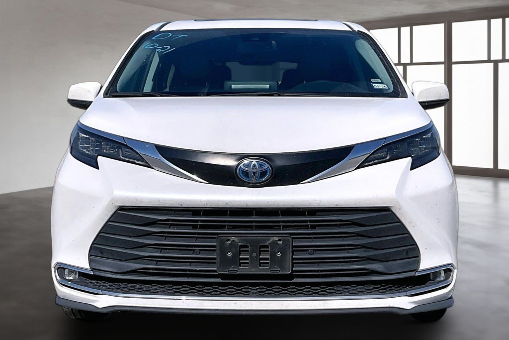 Used 2024 Toyota Sienna XLE FWD image 2