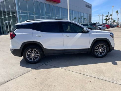 Used 2023 GMC Terrain SLT w/ Infotainment Package II FWD image 2