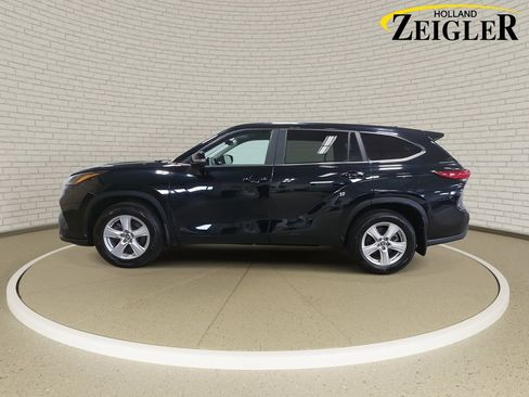 Used 2023 Toyota Highlander LE AWD/4WD image 7