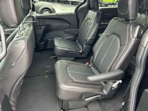 New 2026 Chrysler Pacifica Select w/ S Appearance Package image 12