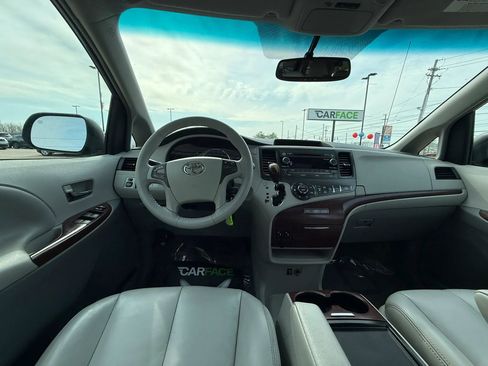 Used 2012 Toyota Sienna XLE image 29