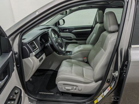 Used 2019 Toyota Highlander XLE AWD/4WD image 15