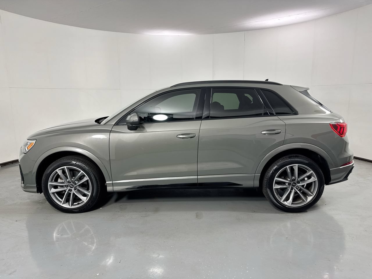 Used 2023 Audi Q3 2.0T Premium Plus w/ Premium Plus Package AWD/4WD image 2