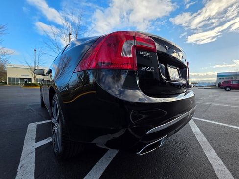 Used 2017 Volvo S60 T5 Inscription Platinum image 11