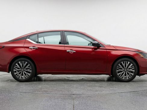 Used 2025 Nissan Altima 2.5 SV image 11