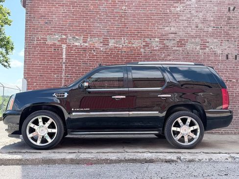 Used 2007 Cadillac Escalade AWD w/ Information Package image 3