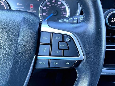 Used 2023 Toyota Highlander XLE AWD/4WD image 18
