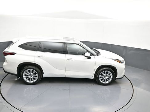 Used 2024 Toyota Highlander Limited AWD/4WD image 39