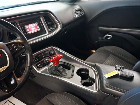 Used 2016 Dodge Challenger SXT image 9