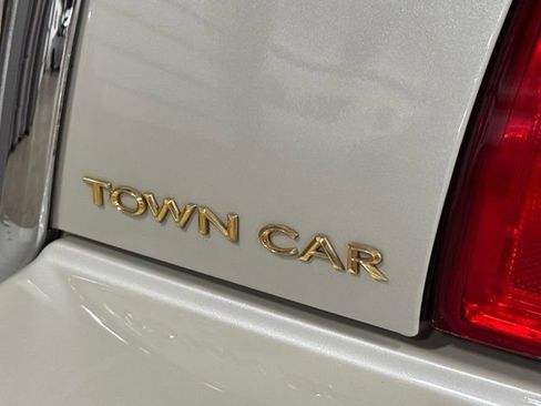 Used 2006 Lincoln Town Car Designer Series RWD image 28
