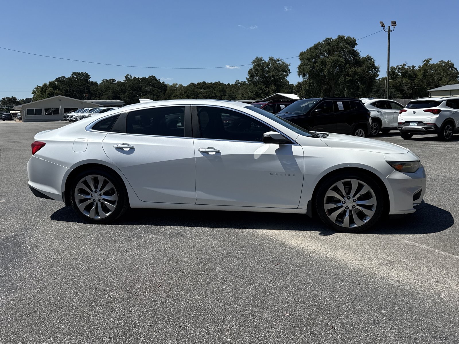 Used 2017 Chevrolet Malibu Premier w/ Premier Sun and Wheel Package FWD image 7