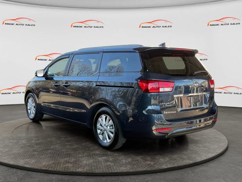 Used 2017 Kia Sedona LX w/ LX Essentials Premium Package image 6
