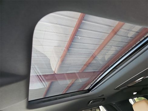 Used 2024 Land Rover Discovery Metropolitan Edition image 32