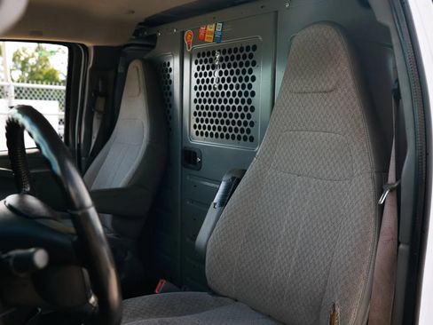 Used 2017 Chevrolet Express 2500 Extended RWD image 15